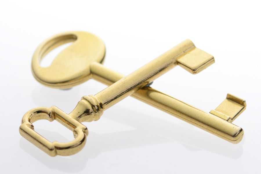 Совсем ключ. Ключ в двери. Ключ дверной. Большой ключ от двери. Современные ключи дверные.
